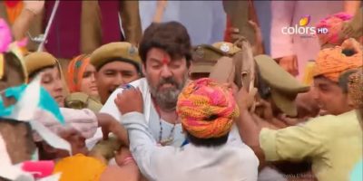 İkimizin Yerine 501. Bölüm Özeti 21 Ocak Akira Linç Edilmek İstenir Kundan İçin Yakalama Kararı Çıkarıldı