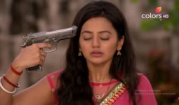 Bıçak Sırtı 112. Bölüm Özeti 6 Şubat Swara Kendini Öldürmek İster