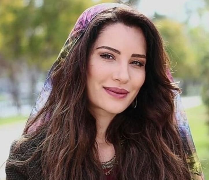Шериф сезер биография. Джемре Гюмели турецкая актриса. ECE İrtem турецкая актриса. Джемре Гюмели 2021. Шериф Сезер турецкая актриса.