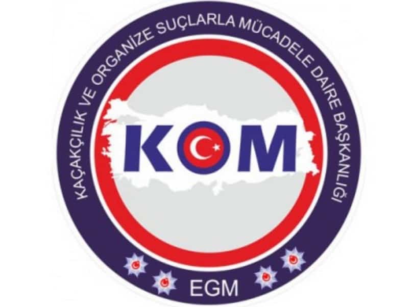 Kom. Kom ev geyim logo PNG.