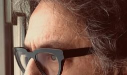 Uzak Ara Eğlence Dış Ses Kimdir? Sunucusu Yapımcısı Kimdir?