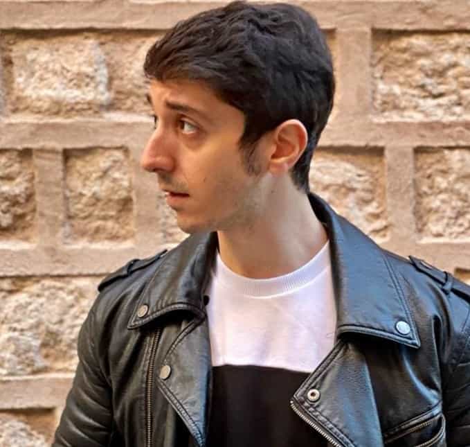 Rojhat Özsoy 31 yaşında bir tiyatro oyuncusudur
