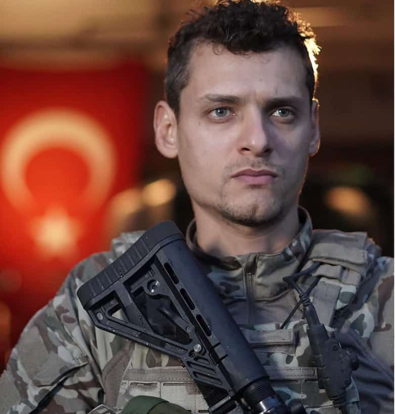 Rıdvan Aybars Düzey al sancak oyuncusu olacak ve dizi de başarılı bir askere hayat verecek 37 yaşında ki oyuncu