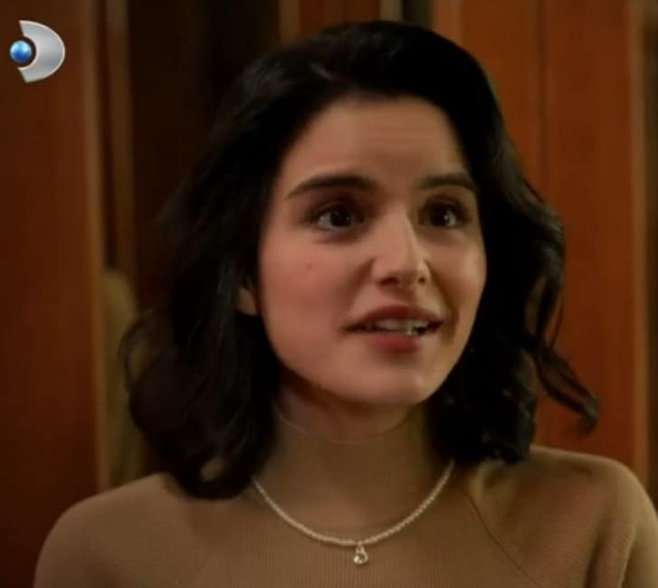 Veda Mektubu Hatice Mehmet'e aşık güzeller güzeli bir kızdır Mehmet'in dayısının kızıdır