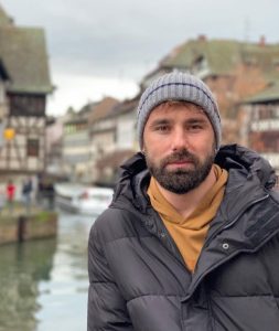 FOX TV ekranlarında yayımlanan Yalnız Kalpler dizisinde Mehmet karakterine Serkan Melikoğlu hayat veriyor. Mehmet, Teoman'ın kuzenidir.