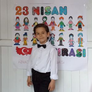 Aile Kaya Kimdir? Aile dizisinde çocuk oyuncu olarak yer alan Ali Buğra Bıyıkçı dizide Kaya karakteri ile izleyici ile buluşuyor. Kaya, Leyla ve Tolga'nın oğludur.