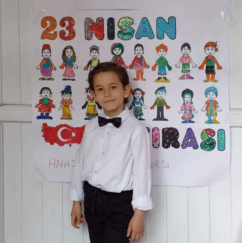 Aile Kaya Kimdir? Aile dizisinde çocuk oyuncu olarak yer alan Ali Buğra Bıyıkçı dizide Kaya karakteri ile izleyici ile buluşuyor. Kaya, Leyla ve Tolga'nın oğludur.