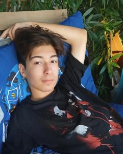 Aile Devin'in Kardeşi Can Kimdir? Show TV ekranlarında yayımlanan Aile dizisinde Psikolog Devin'in  üvey kardeşi Can karakterine genç oyuncu Ege Yordanlı hayat verecek.