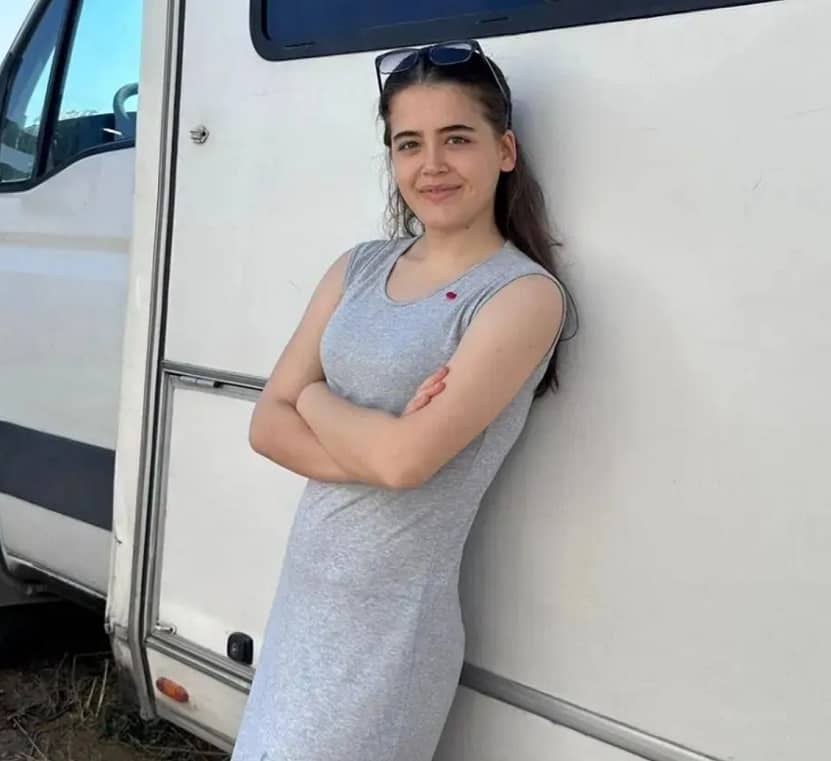 Üvey Anne dizisinde Naz karakteri Faruk'un iki kızından küçük olanıdır