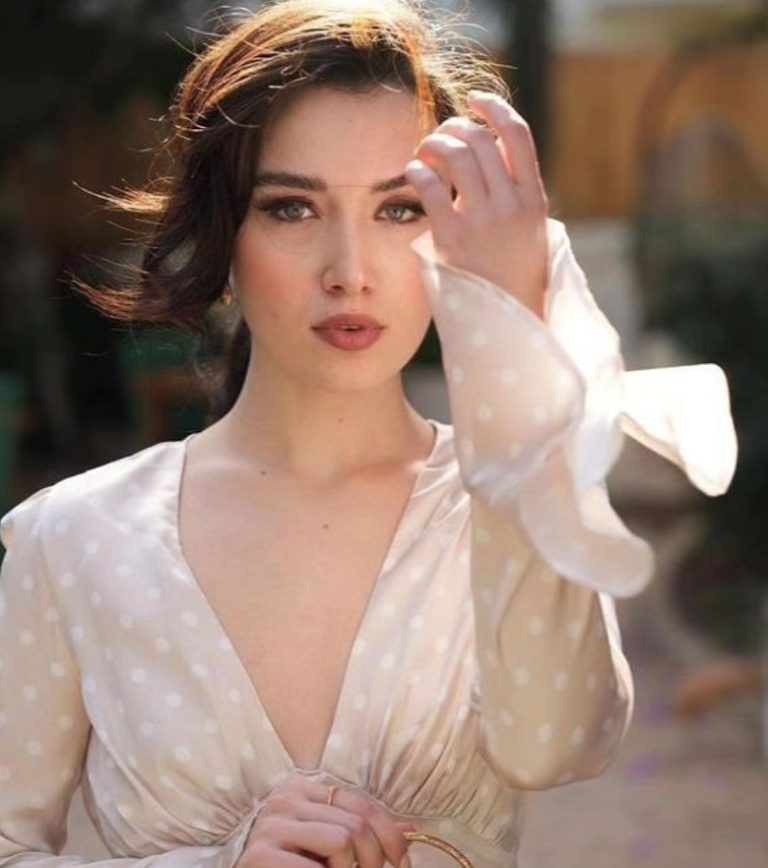 Ветреный холм 42. Джемре Арда актриса. Джемре Арда ветреный холм. Ветренный холм Зейнеп.