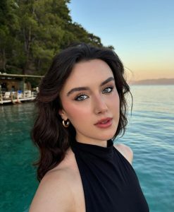Bir Kadının Aşk Kitapçığı Oyuncuları Maya